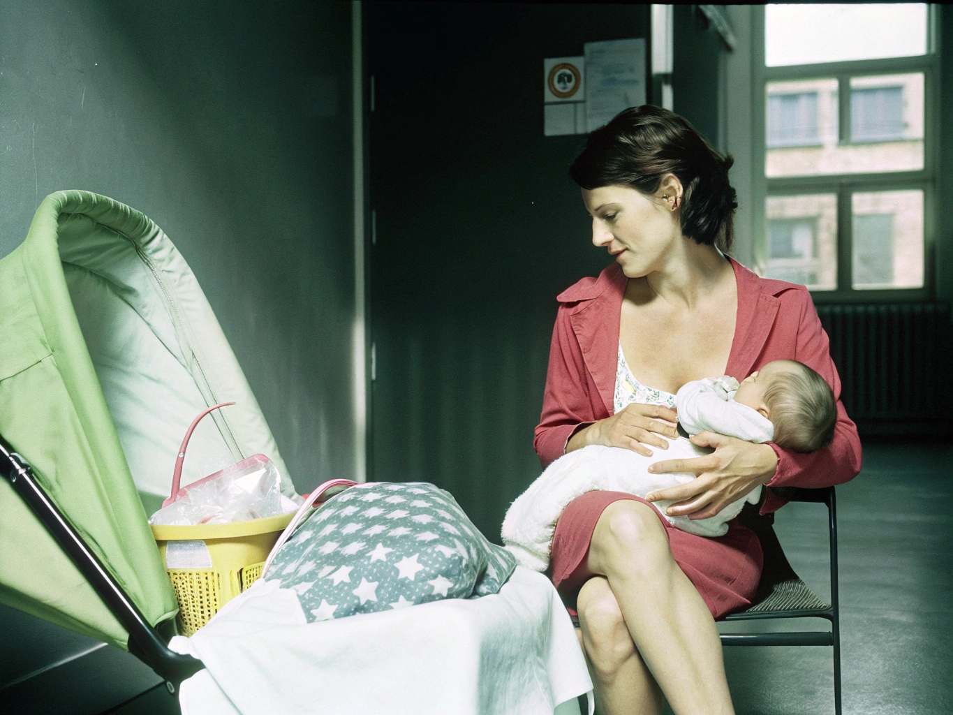 Auxiliaire de puériculture en crèche accompagnant un groupe d'enfants